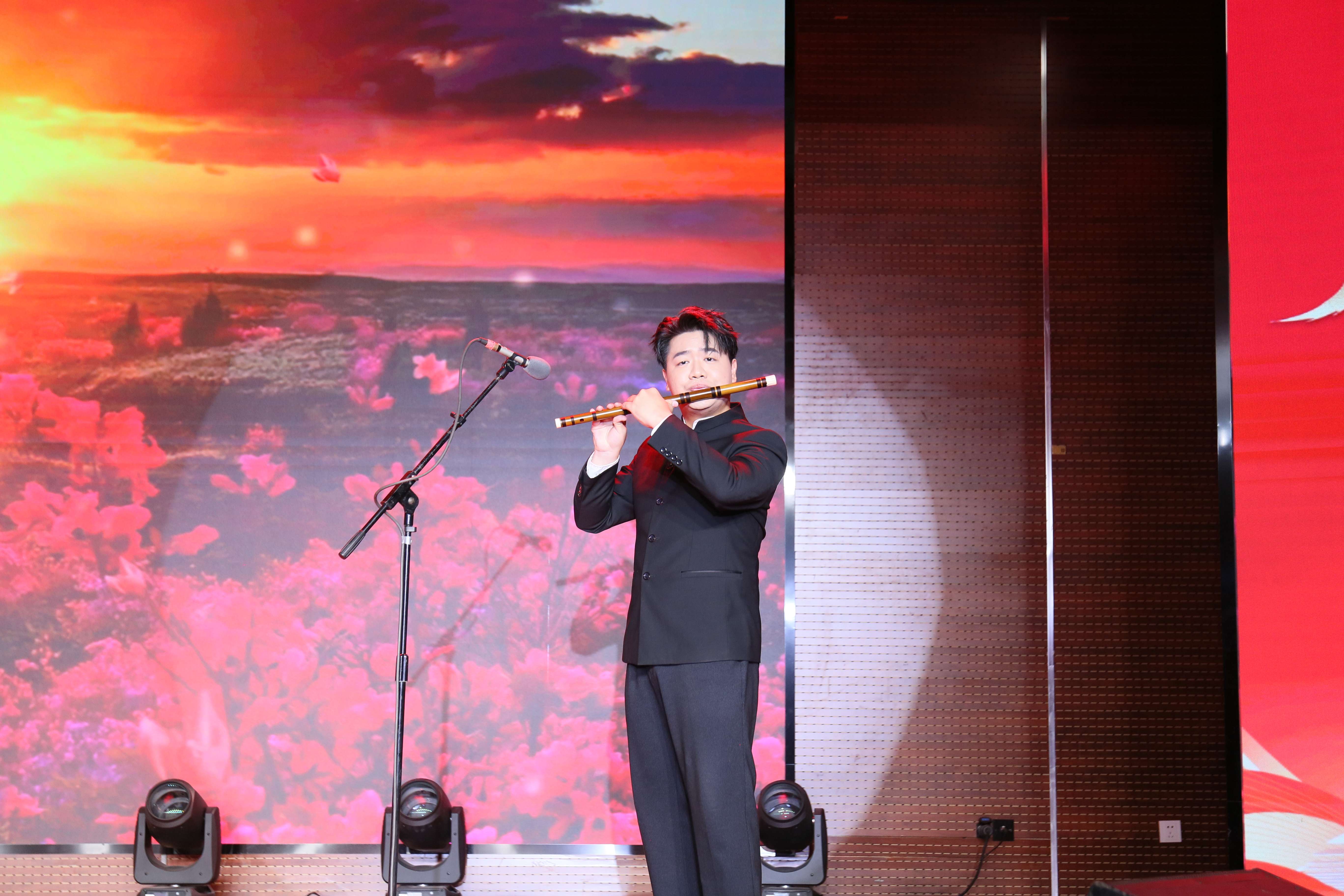 9.青年竹笛演奏家郑新龙笛子独奏《十送红军》.jpg
